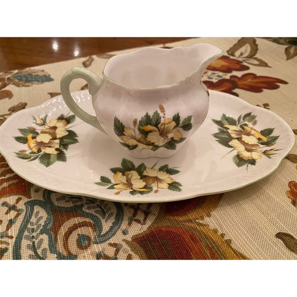 Shelley Other - Shelley Creamer and Oval Tray Hibiscus Pattern Dainty Shape 1940s - Beautiful
